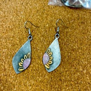 Cute dangling sunflower earrings!